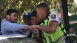 Трое патрульных пытаются задержать мужчину, который оказывает сопротивление. Видео