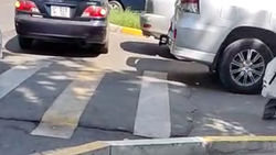 «Тойоту» припарковали на «зебре» возле школы №2. Видео