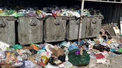 В мкр Солнечный баки завалены мусором. Фото
