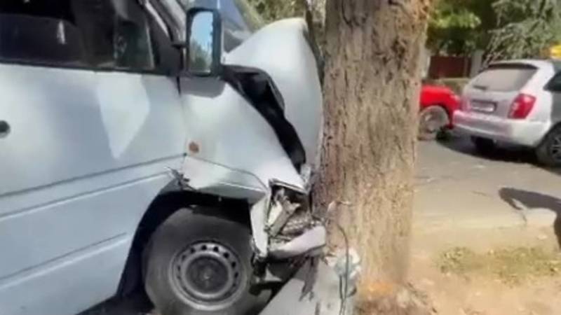 На Киевской маршрутка столкнулась с легковушкой и врезалась в дерево. Видео с места аварии