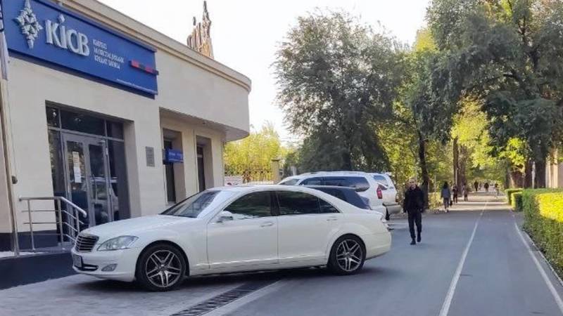 Водители продолжают парковаться на тротуаре по Айтматова рядом с KICB. Фото