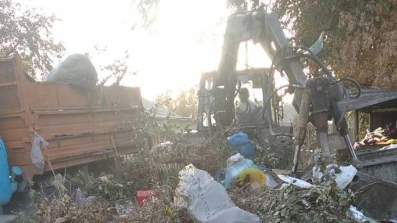 «Тазалык» убрал гору мусора в Свердловском районе после жалобы горожанина. Фото