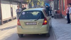 Водитель «Хонды Фит» с армянскими номерами едет по тротуару