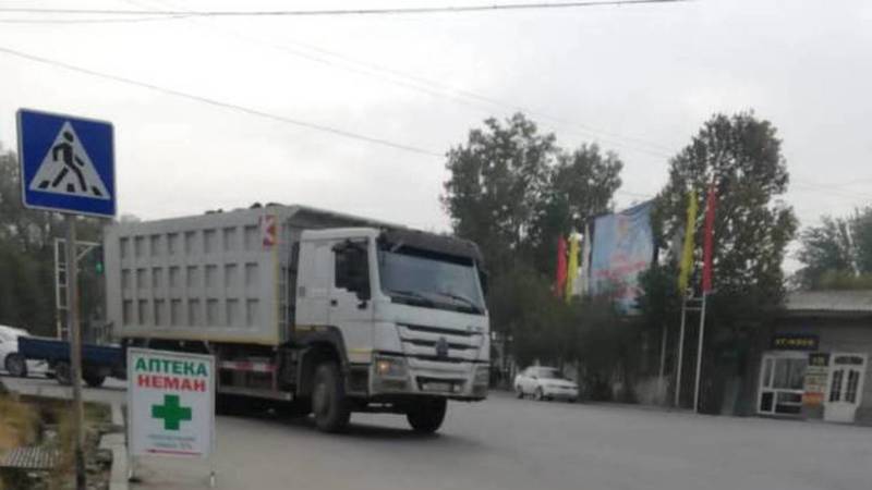 В Кызыл-Кие грузовики с углем портят дорогу. Фото