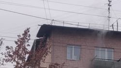 На Ахунбаева с крыши дома течет горячая вода. Фото