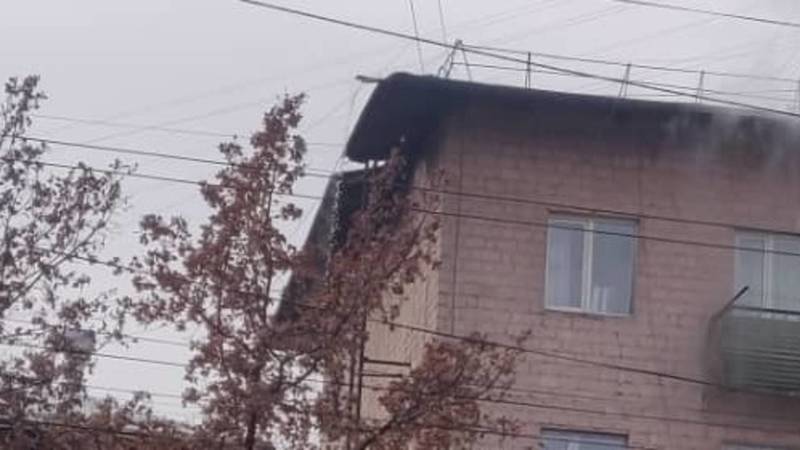 На Ахунбаева с крыши дома течет горячая вода. Фото