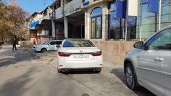 На Айтматова возле офиса стройкомпании водители устроили стихийную парковку, - очевидец