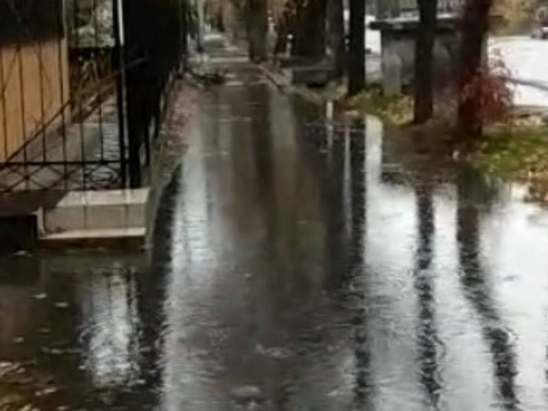 Затоплен тротуар в центре города, - горожанин. Видео