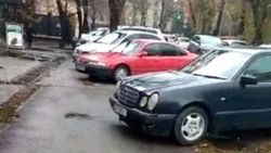 На Гагарина водители устроили стихийную парковку, - горожанин