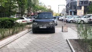 Видео — Range Rover припарковали на новом тротуаре в Бишкеке