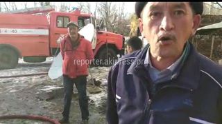 Видео — В селе Талды-Суу сгорел сарай вместе со скотом. Местный житель жалуется на работу пожарной службы