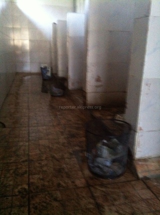 Грязный туалет Джалал-Абадского Государственного Университета, - читатель <b>(фото)</b>