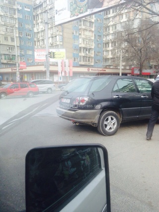 Боконбаева-Советская, парковка на переходе.