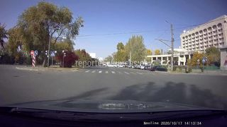 Видео — «Лексус» развернулся на односторонней дороге