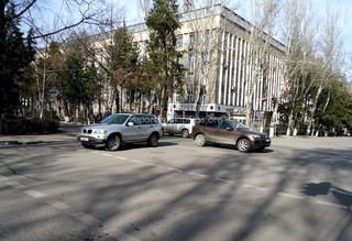 Машина припарковалась на проезжей части напротив МВД.