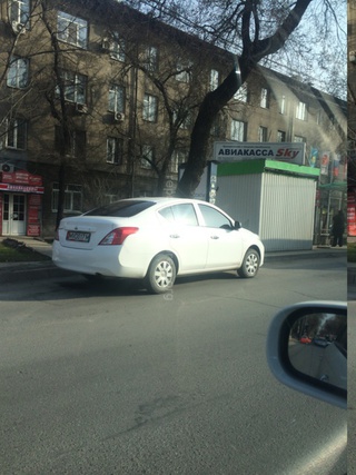 Авто с номерами MVD 017 M припарковано прямо на остановке по улице Московской