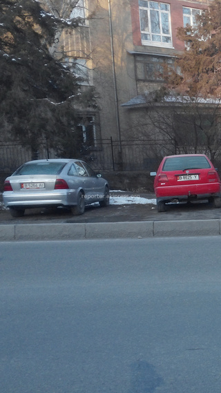 Автовладельцы припарковались прямо на газоне по ул. Саякбая Каралаева в 4 микрорайоне, напротив дома 266.