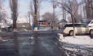 На водителя, чуть не сбившего ребенка на пешеходном переходе возле школы в с. Ново-Покровка, составлен административный протокол, - пресс-служба <b><i> (видео) </i></b>