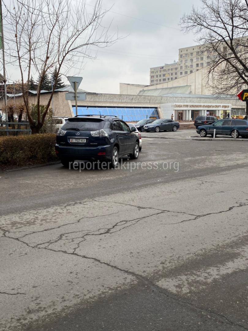 На Чуй-Тоголок Молдо водители паркуются на проезжей части, - горожанин