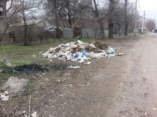 На Кумарыкская-Интергельпо, и возле школы №15 не вывозят мусор, - читатель <b><i> (фото) </i></b>