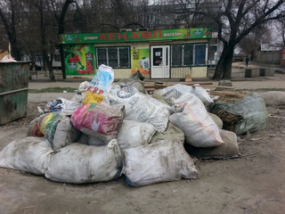 На Сыдыгалиева и Профсоюзная-Патриса Лумумбы некачественно убирают мусор, и периодически сжигают его, - читатель <b><i> (фото) </i></b>