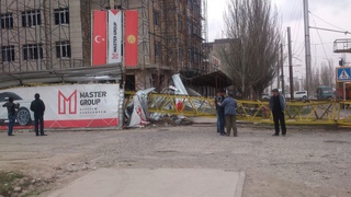 <b> В Джале у строящегося объекта компании «Мастер Групп» строительный кран упал на проезжую часть </b><b><i> (фото) </i></b>