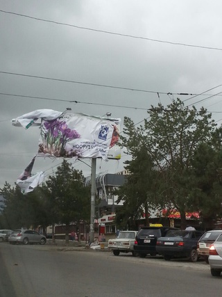 От сильного ветра сорваны рекламные плакаты на площади Ала-Тоо и по ул. Карла Маркса <b><i> (фото) </i></b>