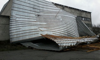 Из-за сильного ветра у здания в Сокулукском районе сорвало крышу <b><i> (фото) </i></b>