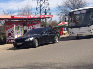 Читатель пишет: «Ахунбаева-Алма-Атинская парковка на остановке и тонировка авто.»
