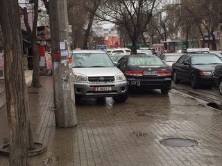 «Эти два авто припарковали на тротуаре, а черная машина постоянно стоит с утра до вечера на пересечении Горького-Советская», - прислал читатель.