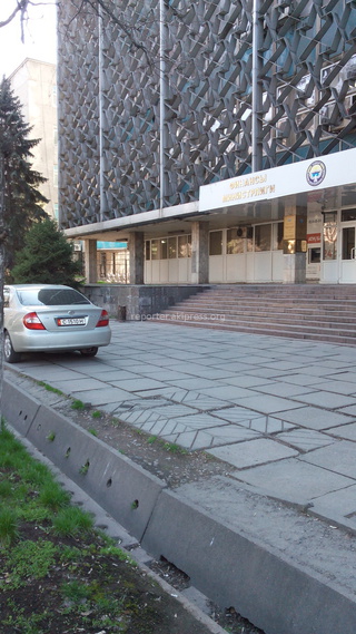 Припарковался прямо на тротуаре перед Министерством финансов.