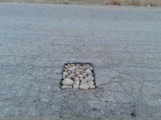 Во время ремонта дороги в Тонском районе подкладывают камни в ямы, - читатель <b><i> (фото) </i></b>