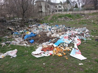 В парке им.Фучика лежат кучи мусора, - горожанин <b><i> (фото) </i></b>