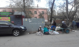 Из-за мусорных контейнеров и павильона прямо у входа в садик по ул. Калыка Акиева, детям регулярно приходится общаться с алкоголиками и бомжами, - родитель <b><i>(фото)</i></b>
