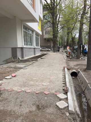 Строительная компания по ул. Турусбекова разрушила и заблокировала тротуары, - житель <b><i>(фото)</i></b>