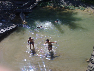 В Оше ребята уже открыли сезон купания в реке Ак-Буура, - читатель <b><i>(фото)</i></b>