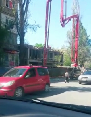 До каких пор дом на Московская-Гоголя будут строить так, что пешеходы вынуждены ходить по проезжей части? - читатель <b><i>(видео)</i></b>
