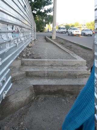 На Ахунбаева-Малдыбаева застройщик занял тротуар под лестницу здания, и с колясками трудно будет пройти, - читатель <b><i>(фото)</i></b>