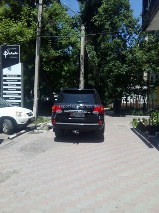 Парковка на тротуаре Боконбаева-Тыныстанова 21 мая.