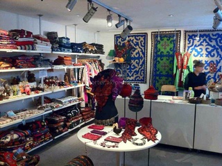 В Амстердаме работает бутик «Shirdak», где продаются красивейшие изделия из кыргызского войлока, - читатель <b><i>(фото)</i></b>