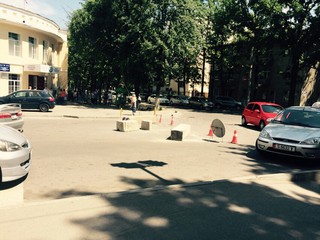 На Логвиненко-Боконбаева 2 день заблокирована дорога, хотя работы не ведутся, - читатели <b><i>(фото)</i></b>