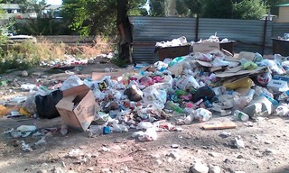 На улице Джаманбаева МП «Тазалык» уже несколько дней не вывозит мусор, - читатель <b><i>(фото)</i></b>