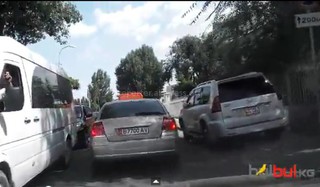 Каждый день образуются пробки по ул. Малдыбаева из-за неправильной парковки возле КГУСТА, - автолюбитель <b><i>(видео)</i></b>