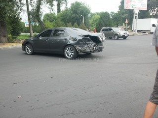 На Жумабека-Ибраимова из-за отсутствия светофора столкнулись 3 машины <b><i>(фото)</i></b>