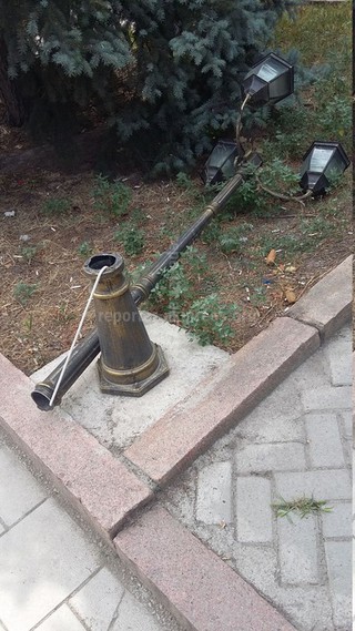 Уже 10 дней в сквере по ул. Тыныстанова лежит сломанный уличный фонарь, - читатель <b><i>(фото)</i></b>