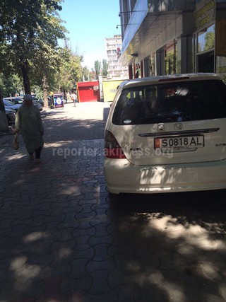На улицах Гоголя и Киевская водители паркуют машины на тротуарах, - читатель <b><i>(фото)</i></b>
