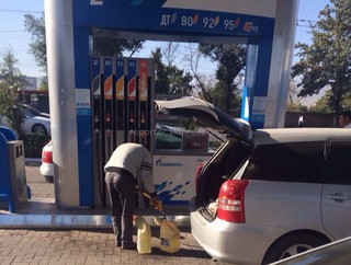 Клиентам АЗС «Газпром» разрешили заливать бензин в пластиковую тару? - читатель <b><i>(фото)</i></b>