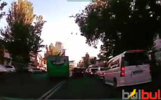 В Бишкеке троллейбус пересек двойную сплошную и встал на встречной полосе на перекрестке, - читатель <b><i>(видео)</i></b>