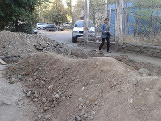 На проспекте Чуй строители соседнего дома вырыли яму и не закапывают ее уже 2 месяца, - горожанин <b><i>(фото)</i></b>