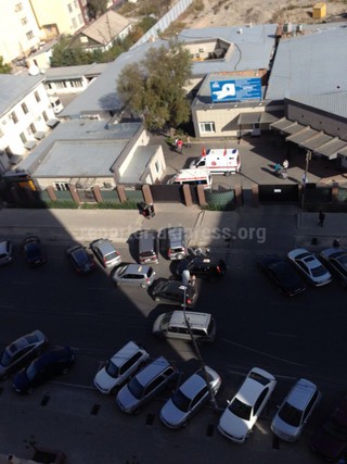 Горожанин просит администрацию клиники «Юрфа» решить проблему с парковкой <i>(фото)</i>